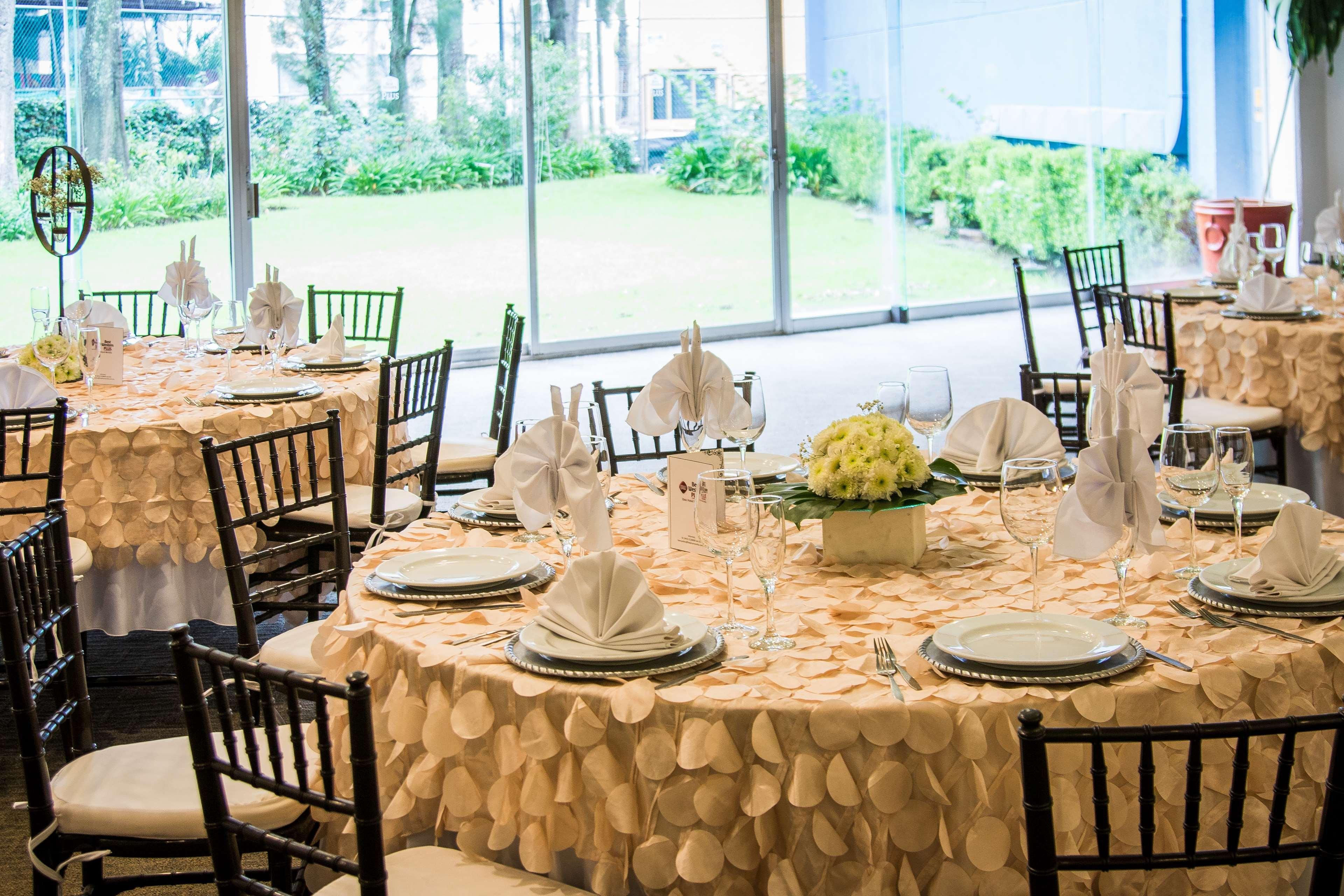 Grand Cantalagua Hotel Morelia, BW Signature Collection Buitenkant foto A table set for a formal dinner