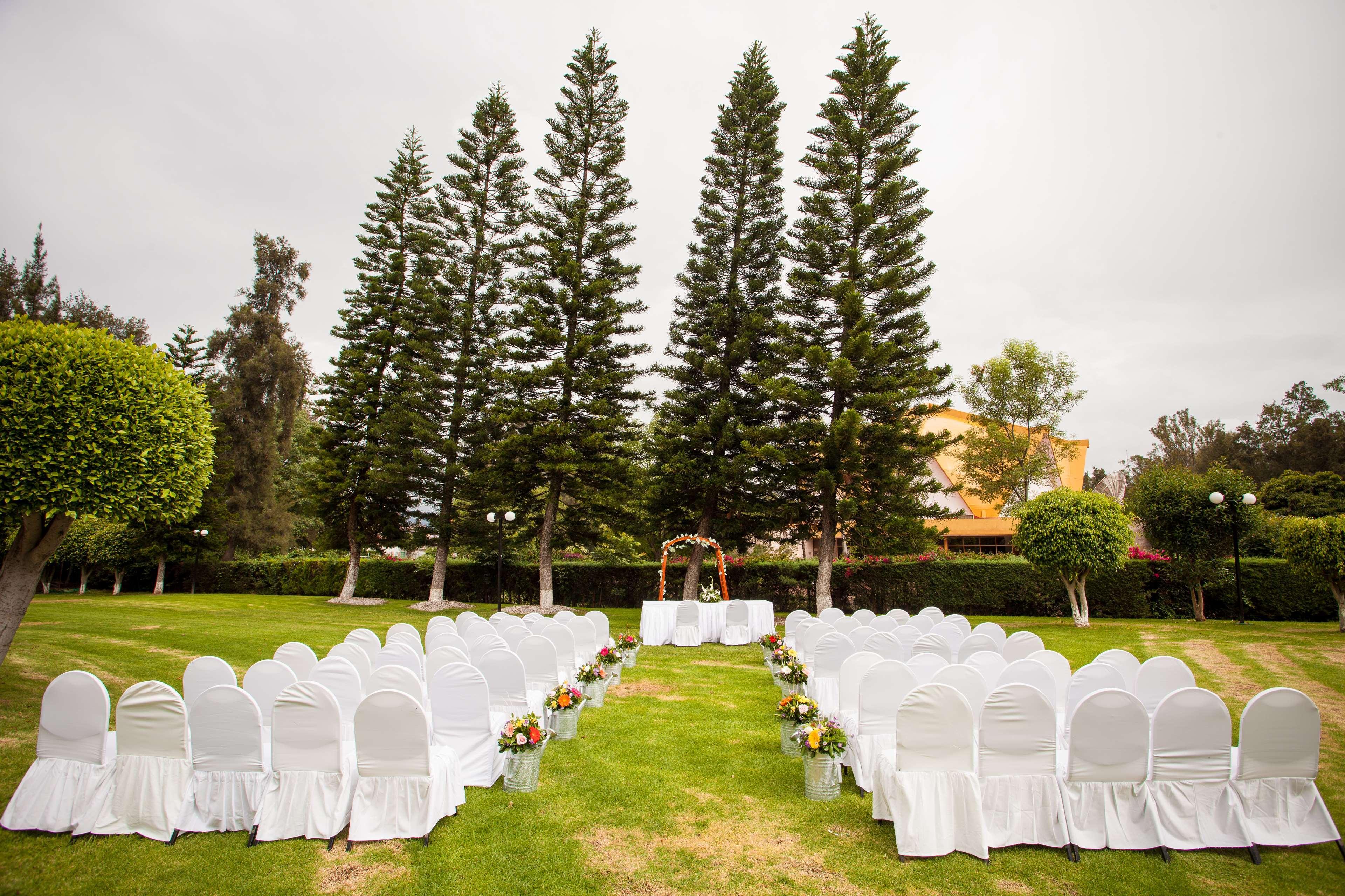 Grand Cantalagua Hotel Morelia, BW Signature Collection Buitenkant foto The lawn at the hotel