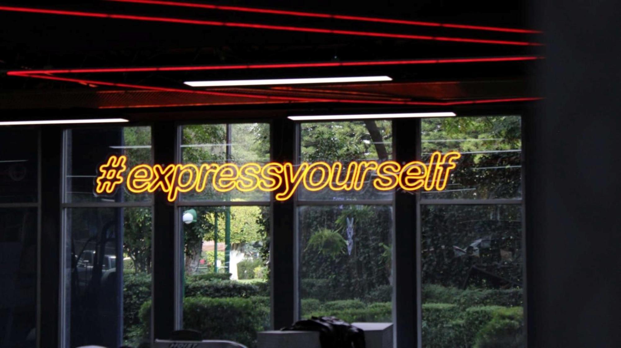 Grand Cantalagua Hotel Morelia, BW Signature Collection Buitenkant foto #expressyourself neon sign at the 2013 MTV Video Music Awards